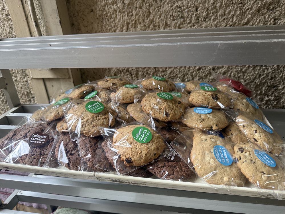 Charolas de galletas Lafayette listas para surtir a un negocio