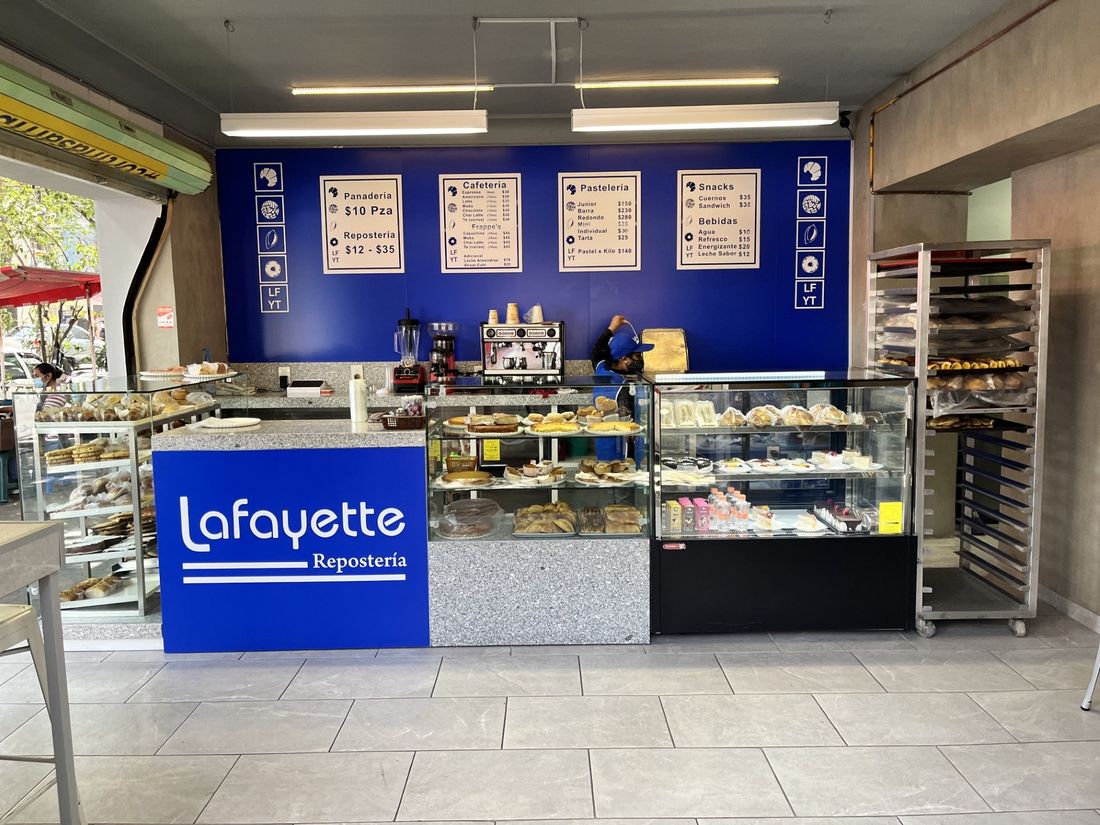 Interior de una sucursal de Repostería Lafayette, con el mostrador y las vitrinas del día